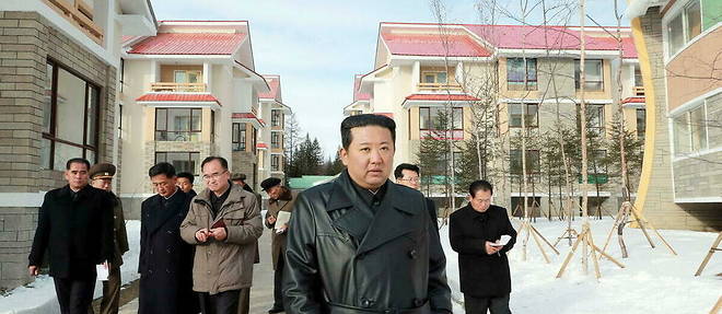 Image officielle de la television nord-coreenne (KCNA) montrant Kim Jong-un visitant la ville de Samjiyon. 
