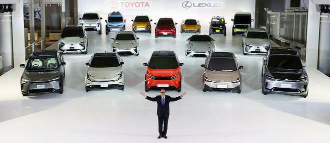 Patron du geant japonais, Akyo Toyoda a devoile a quoi pourrait ressembler le showroom des concessions Toyota et Lexus a l'avenir, avec pas moins de 30 modeles 100 % electriques d'ici a 2030.
