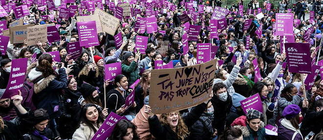 La marche << Nous toutes >>, a l'appel de nombreuses associations, syndicats et partis politiques, contre les violences faites aux femmes, a Paris, le 20 novembre 2021. La sensibilisation face aux violences dans le couple devrait commencer des le plus jeune age.
