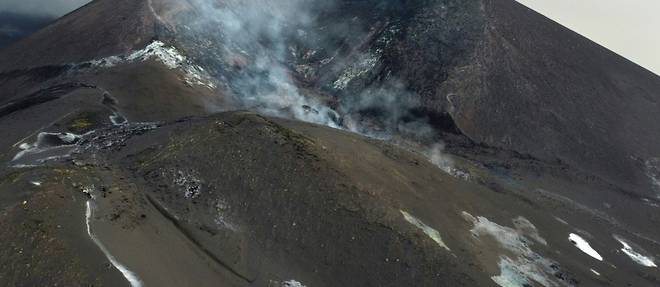 Eruption aux Canaries: 33.000 personnes brievement confinees a cause des emissions de gaz