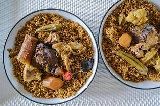 Autre institution africaine adoubee, apres la rumba congolaise, le thieboudiene, ou ceebu jen, le plat national senegalais, prepare a base de poisson, de mollusques, de riz et de legumes de saison.
