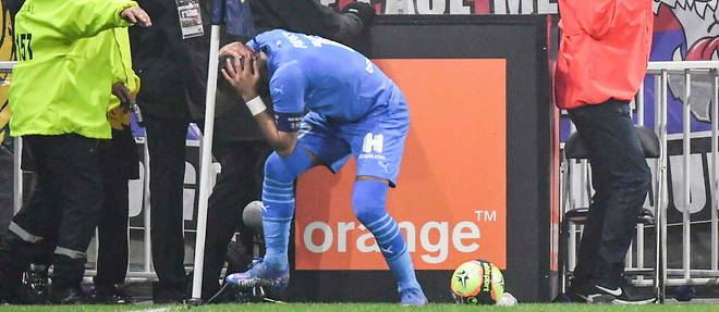 Le capitaine de l'OM Dimitri Payet, vise deux fois par des projectiles cette saison, denonce << une forme de demission collective insupportable >> face aux violences dans les stades de Ligue 1.
