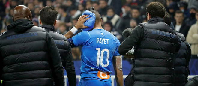 Dimitri Payet a ete touche par un jet de bouteille lors d'un deplacement a Lyon.
