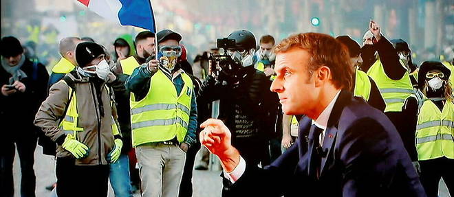 Emmanuel Macron lors de sa longue interview diffusee sur TF1 mercredi soir.  
