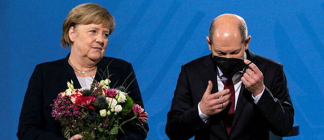 Angela Merkel et son successeur a la chancellerie, Olaf Scholz, le 8 decembre 2021 a Berlin.
