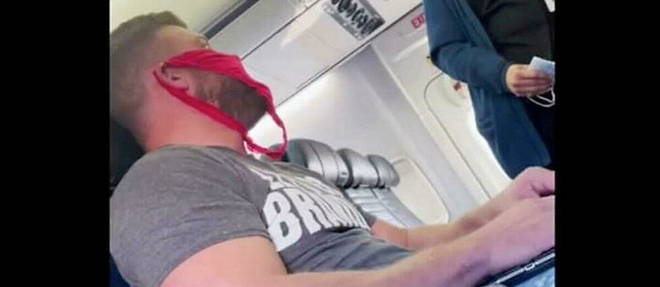 Contestant les mesures sanitaires dans l'avion, un homme a ete debarque pour avoir porte un string en guise de masque. 
