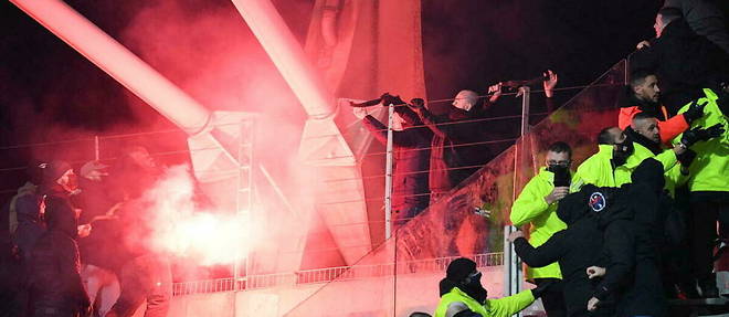 Le 32e de finale de Coupe de France entre le Paris-FC et l'Olympique Lyonnais a ete interrompu a la suite d'incidents en tribunes entre les supporteurs des deux equipes.

