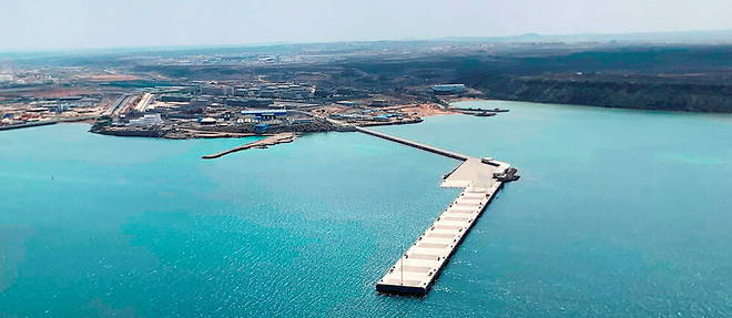 Vue aerienne de la jetee qui prolonge la base chinoise de Djibouti.
