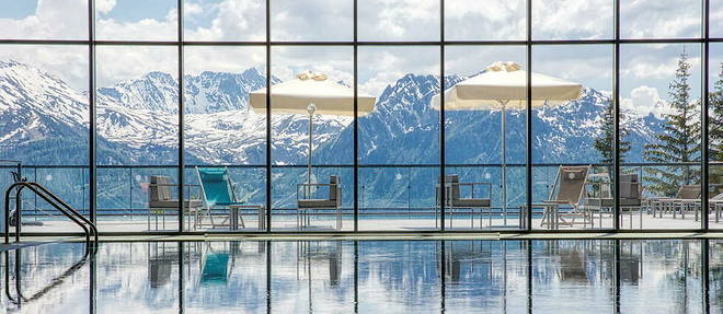 La piscine interieure du Club Med de La Rosiere, ouverte sur les montagnes via de vastes baies vitrees.
