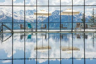 La piscine intérieure du Club Med de La Rosière, ouverte sur les montagnes via de vastes baies vitrées.
