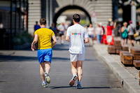 Deux hommes en train de courir, en plein soleil, sur les berges de la Seine à Paris.
