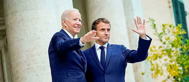 Emmanuel Macron et Joe Biden en marge du G20 a Rome, le 29 octobre 2021.  
