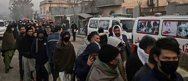 Afghanistan: a Kaboul, faire la queue pour un passeport et fuir le pays