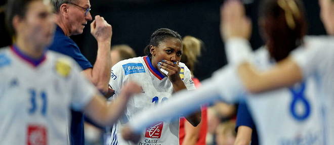 La Francaise Grace Zaadi Deuna s'est pris un coup au visage, lors de la premiere periode, en finale du Mondial de handball feminin, le 19 decembre 2021.
