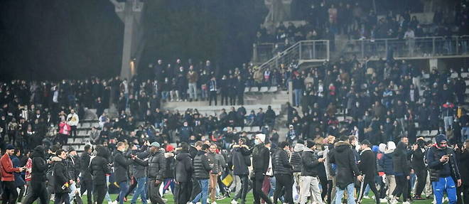 Des incidents ont eclate dans les tribunes lors du match opposant le Paris FC et l'Olympique lyonnais.
