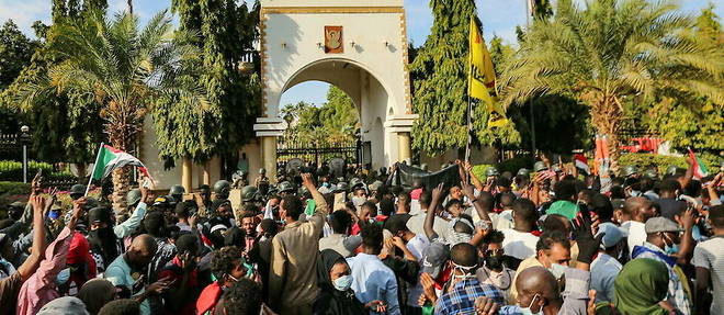 Dimanche 19 decembre 2021 : c'est la premiere fois, en trois ans, que les manifestants atteignent les portes du palais presidentiel de Khartoum.
