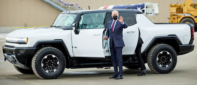 Le president Joe Biden aime l'automobile et se met volontiers en scene lorsqu'il s'agit de promouvoir sa nouvelle politique verte, illustree le 17 novembre dernier avec ce Hummer electrique.
