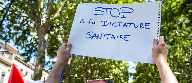 Manifestation contre la << dictature sanitaire >> en juillet 2021, a Toulouse.
