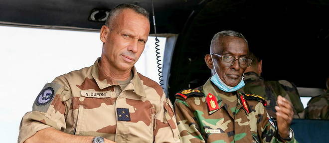 Le general Stephane Dupont, chef des forces francaises a Djibouti, et le chef d'etat-major de la defense djiboutien, Taher Ali Mohamed.
