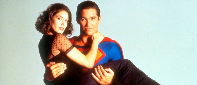 Lois dans les bras de Superman.
