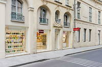 La boutique se trouve dans le 4 e  arrondissement de Paris.
