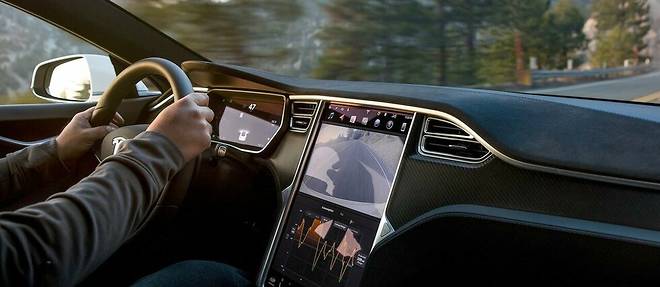 L'immense ecran central est la signature de Tesla, mais il est autant visible du passager que du conducteur.
