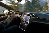 L'immense écran central est la signature de Tesla, mais il est autant visible du passager que du conducteur.
