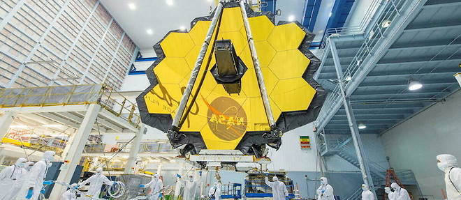 Des techniciens de la Nasa soulevent le telescope a l'aide d'une grue dans une salle blanche du Goddard Space Flight Center de la Nasa a Greenbelt, dans le Maryland. 
