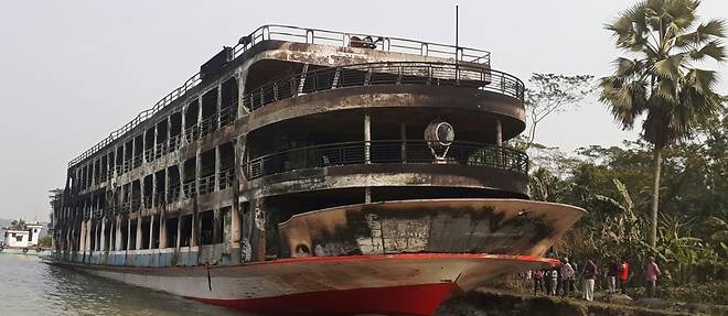 Bangladesh: au moins 37 morts dans l'incendie d'un ferry surcharge