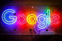 Logo de la firme americaine Google, sous forme de neon (photo d'illustration).
