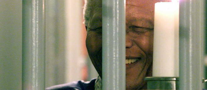 Nelson Mandela est retourne en decembre 1999 dans la cellule de la prison de Robben Island, ou il a ete emprisonne 27 ans.
