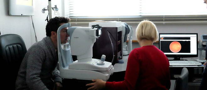 Un homme atteint de retinopathie pigmentaire a partiellement recouvre une partie de sa vue grace a une therapie optogenetique.
