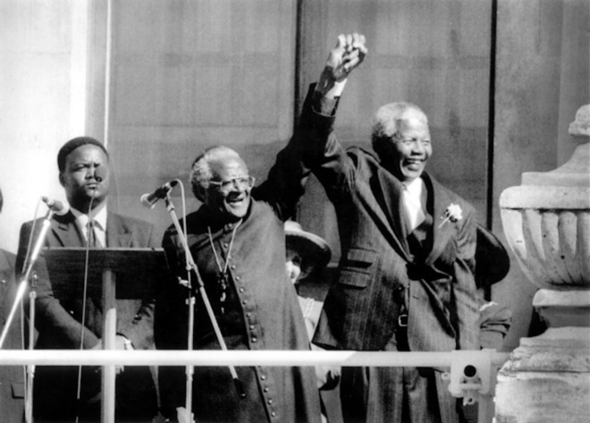 Image historique de la victoire de Nelson Mandela à la présidentielle au balcon de la mairie du Cap avec Desmond Tutu.  ©  Dudley Brooks / The Washington Post / TWP