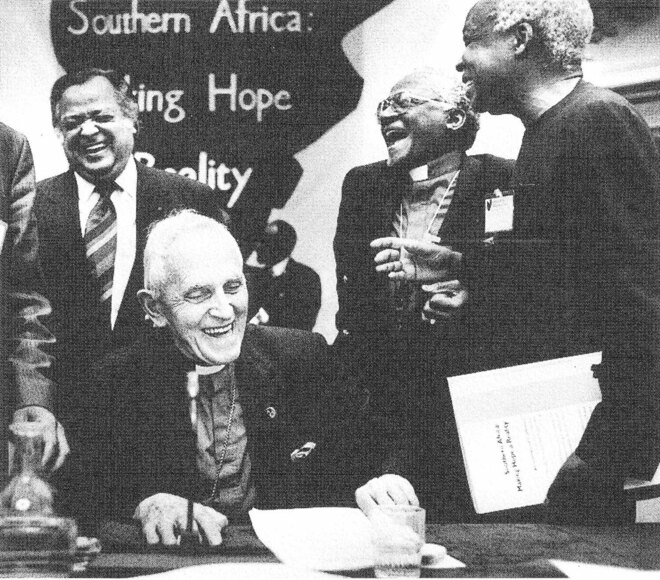 L'évêque Trevor Huddleston, mentor de Desmond Tutu, entouré de Julius Nyerere, et Shridath Ramphal. ©  Fondation Desmond Tutu