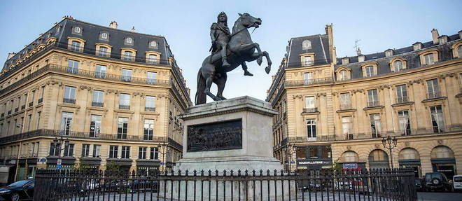     Alto 3,30 m, Luigi XIV è rappresentato come imperatore romano, su un piedistallo di 7 metri, Place des Victoires.