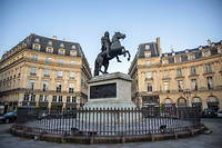   Haut de 3, 30 m, Louis XIV est représenté en empereur romain, sur un piédestal de 7 mètres, place des Victoires.
