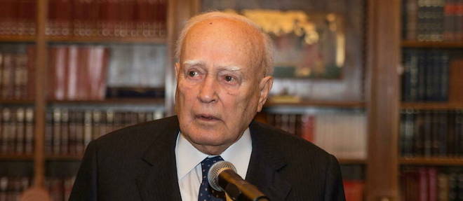 Carolos Papoulias a ete elu president de la Grece pour la premiere fois en 2005.
