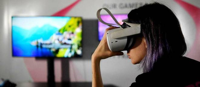 Une jeune femme portant un casque de réalité virtuelle, l'une des portes d'entrée pour les mondes virtuels.
