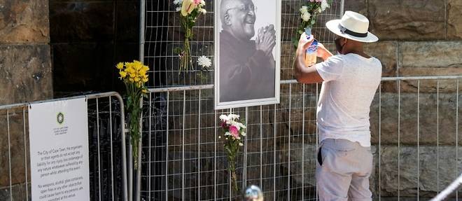 Larmes et souvenir d'un "heros" devant la cathedrale de Desmond Tutu