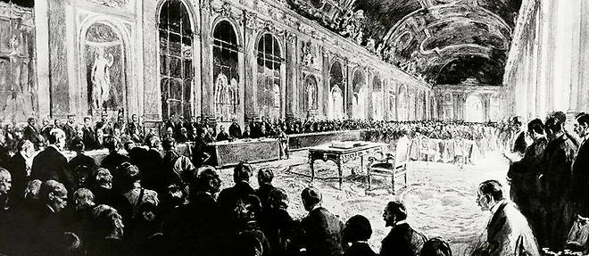 Signature, le 28 juin 1919, dans la galerie des Glaces, du traite de paix de Versailles, que la Chine, mal recompensee, refusera de ratifier.