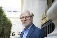 Portrait de Laurent Joffrin dans les jardins du Palais-Royal à Paris le 16 septembre 2021.
