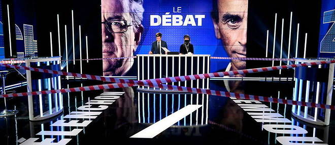 Les candidats a la presidentielle Jean-Luc Melenchon et Eric Zemmour sur le plateau de BFMTV , a Paris, le 23 septembre. 
