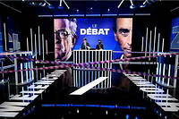 Les candidats a la presidentielle Jean-Luc Melenchon et Eric Zemmour sur le plateau de BFMTV , a Paris, le 23 septembre.
