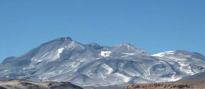 Nevado Ojos del Salado est situe sur la frontiere de l'Argentine et du Chili, c'est le plus haut volcan du monde. Il s'eleve a une altitude de 6 891 metres.

