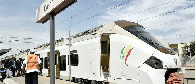 Le train doit relier en une vingtaine de minutes les 36 kilometres separant Dakar de la ville de Diamniadio, un troncon sur lequel les usagers perdent habituellement des heures en voiture.

