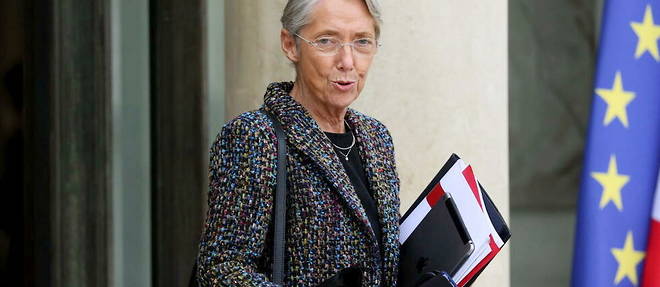 Elisabeth Borne, ministre du Travail, a la sortie du conseil des ministres a l'Elysee, le 24 novembre 2021. 
