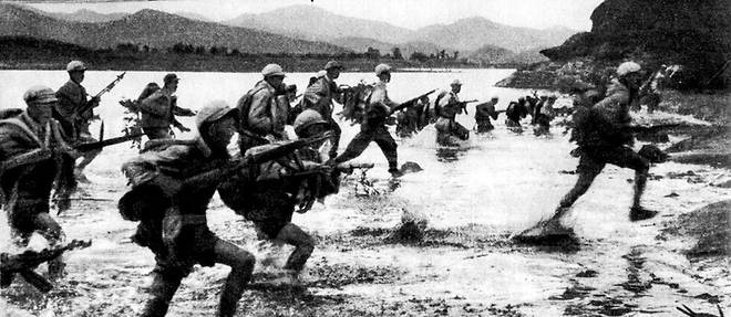 Offensive de l'armee chinoise en Coree du Nord. Scene extraite de << La Guerre de Coree >>, reconstitution historique chinoise de 1959.