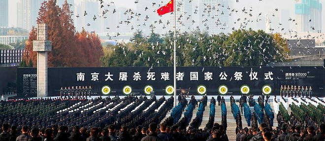 Drapeau en berne a Nankin, le 13 decembre 2020, pendant la ceremonie organisee pour le 83e anniversaire du massacre perpetre dans la ville.