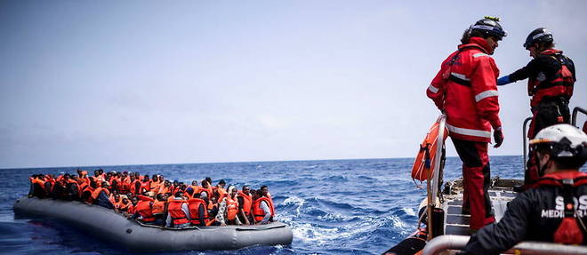 Operation de sauvetage de migrants par les equipes de l'ONG SOS Mediterranee de l'Aquarius, a environ 50 kilometres de la Libye, le 18 avril 2018.  
