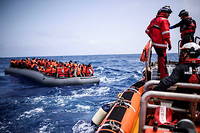 Opération de sauvetage de migrants par les équipes de l'ONG SOS Méditerranée de l'Aquarius, à environ 50 kilometres de la Libye, le 18 avril 2018.  
